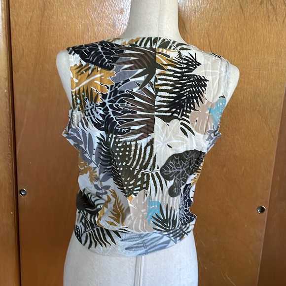 Van Heusen sleeveless tropical (leaves print) blouse, size M. Front buttons down - Picture 11 of 16